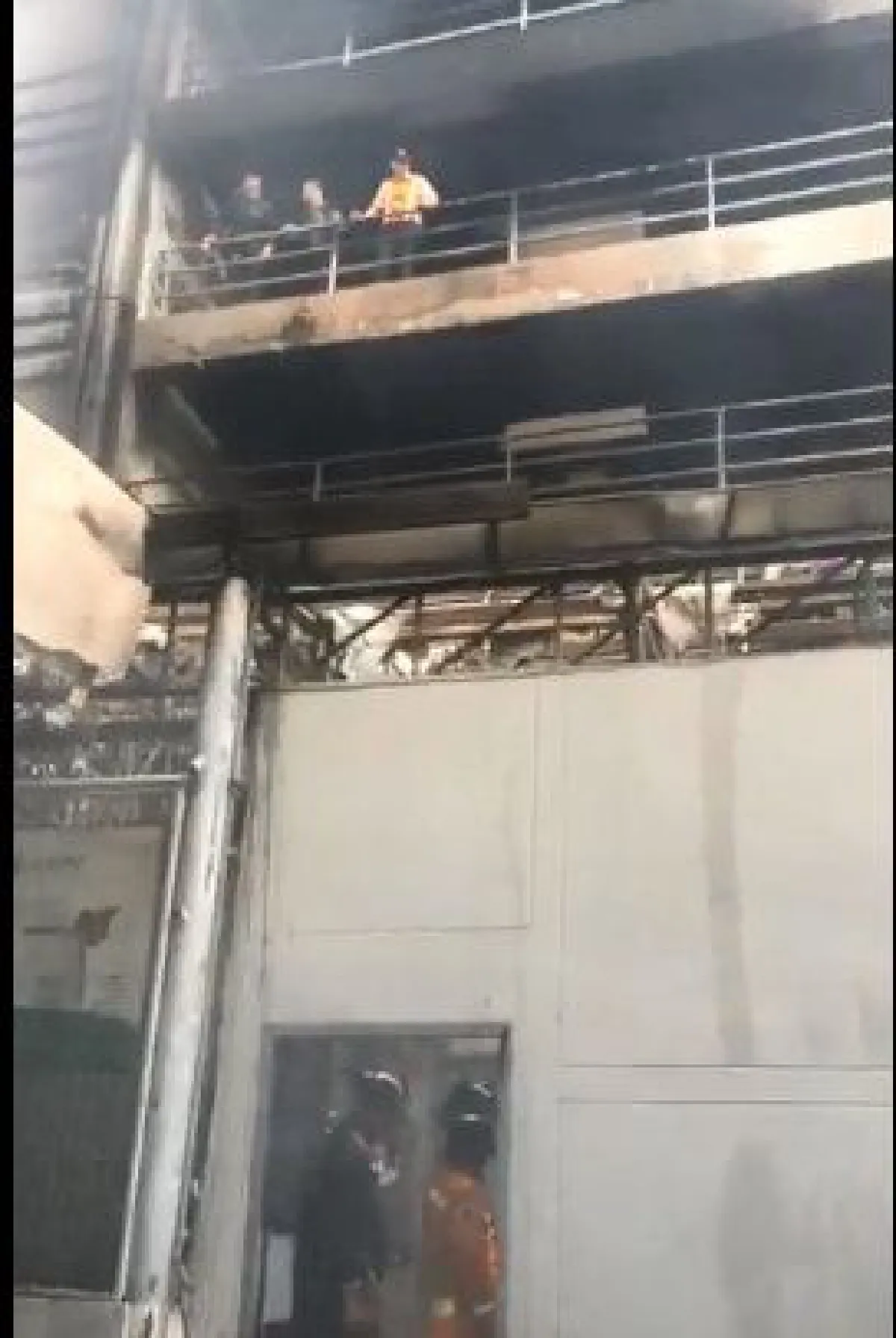 ไฟไหม้ในลานจอดรถเดอะมอลล์บางแค เจ้าหน้าที่เข้าดับได้แล้ว