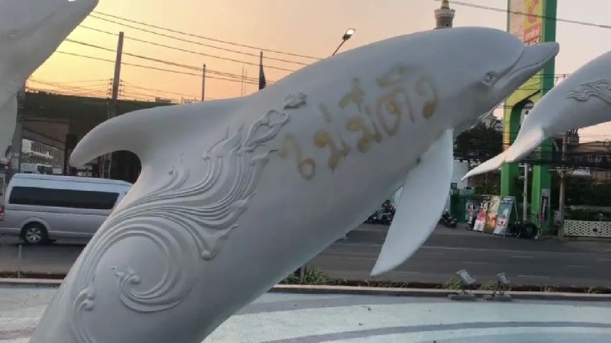 คนมือบอน! พ่นสีรูปปั้น "ปลาโลมา" สัญลักษณ์อุโมงค์ลอดแยกพัทยากลาง