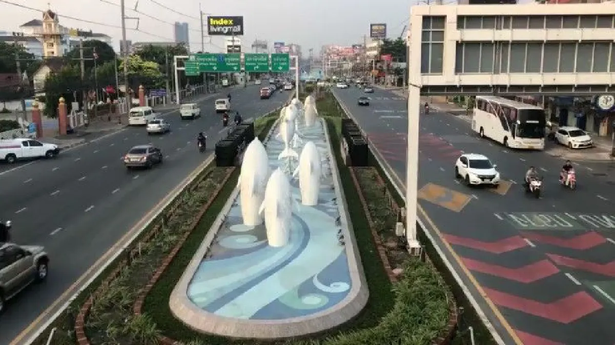 คนมือบอน! พ่นสีรูปปั้น "ปลาโลมา" สัญลักษณ์อุโมงค์ลอดแยกพัทยากลาง