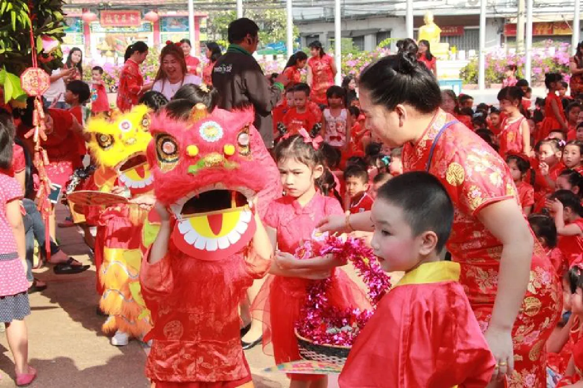 สีสันตรุษจีนโรงเรียนอนุบาลจัดแห่สิงโตน้อย