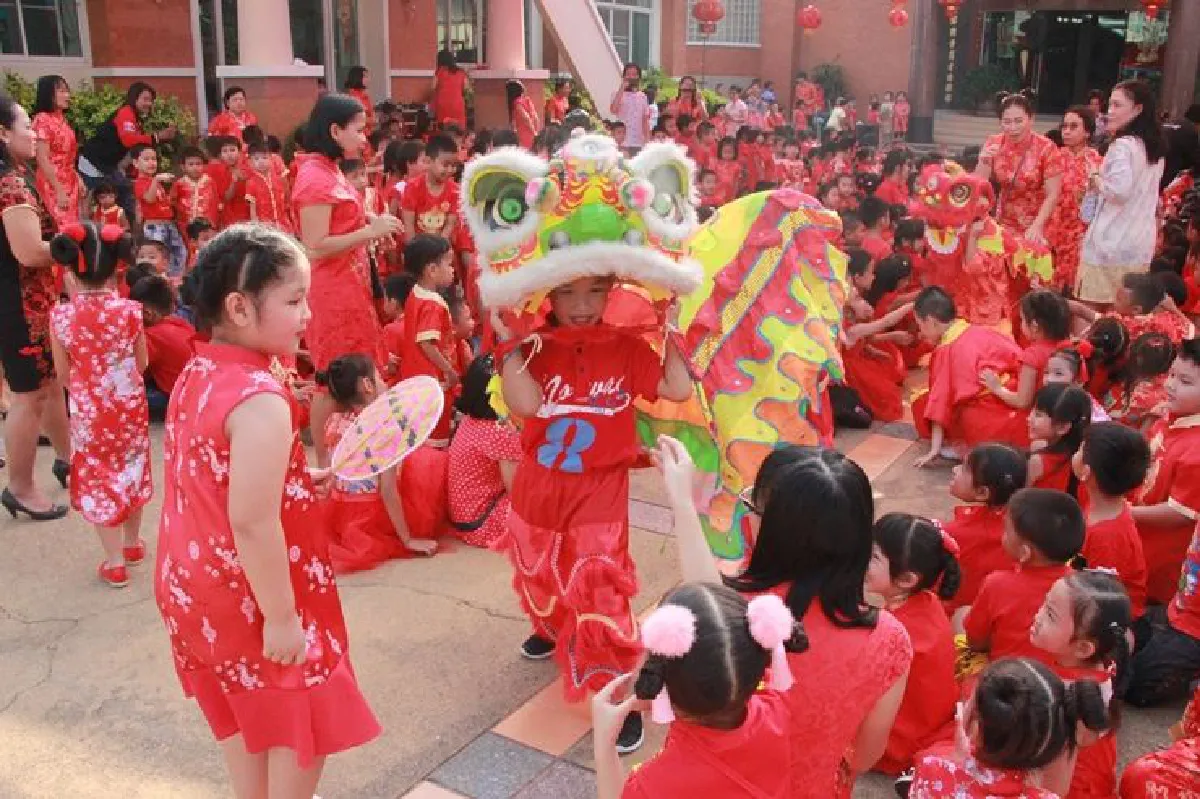 สีสันตรุษจีนโรงเรียนอนุบาลจัดแห่สิงโตน้อย