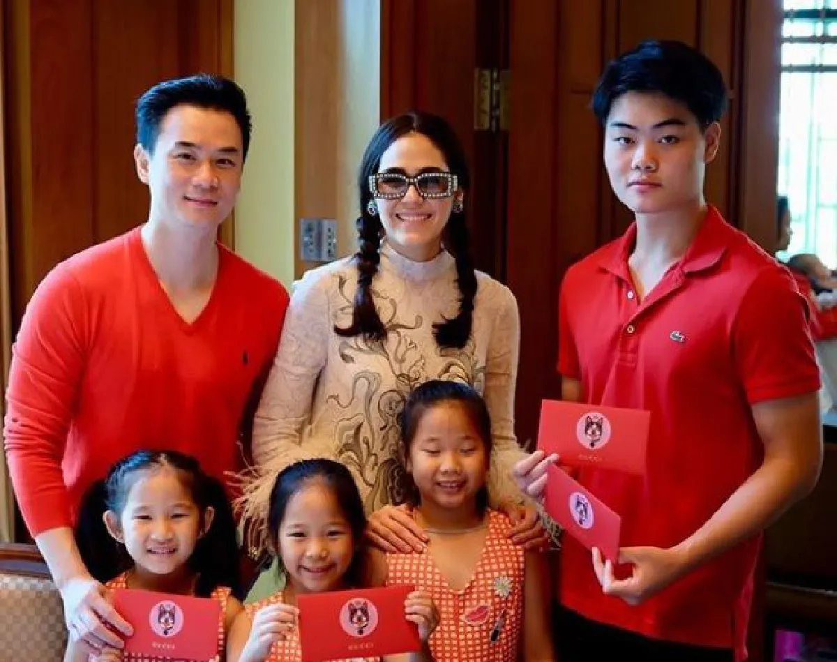 ชมพู่-น็อต พาลูกแฝดรวมญาติ รังษีสิงห์พิพัฒน์ รับอั่งเปาตรุษจีน