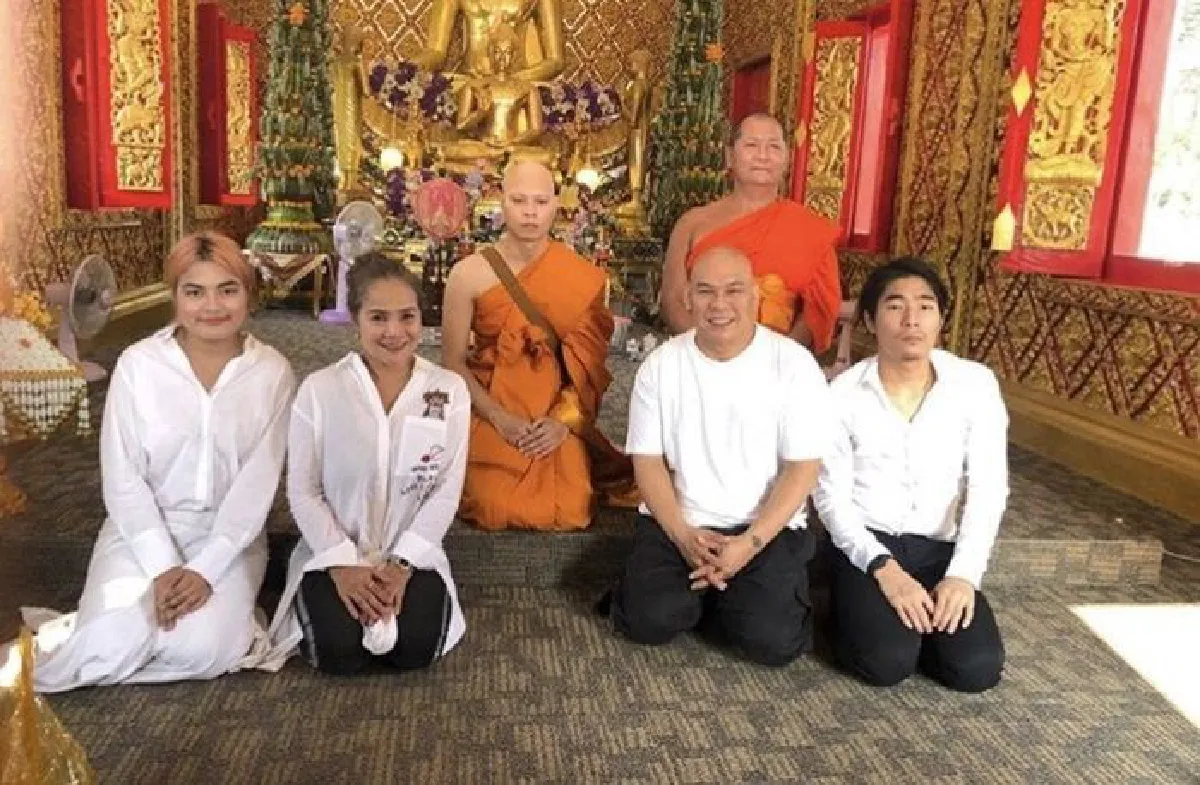 พ่อโหน่งปลื้มมาก! เดียร์ ลูกชายคนโต ถือฤกษ์ดีเข้าพิธีบวชแล้ว