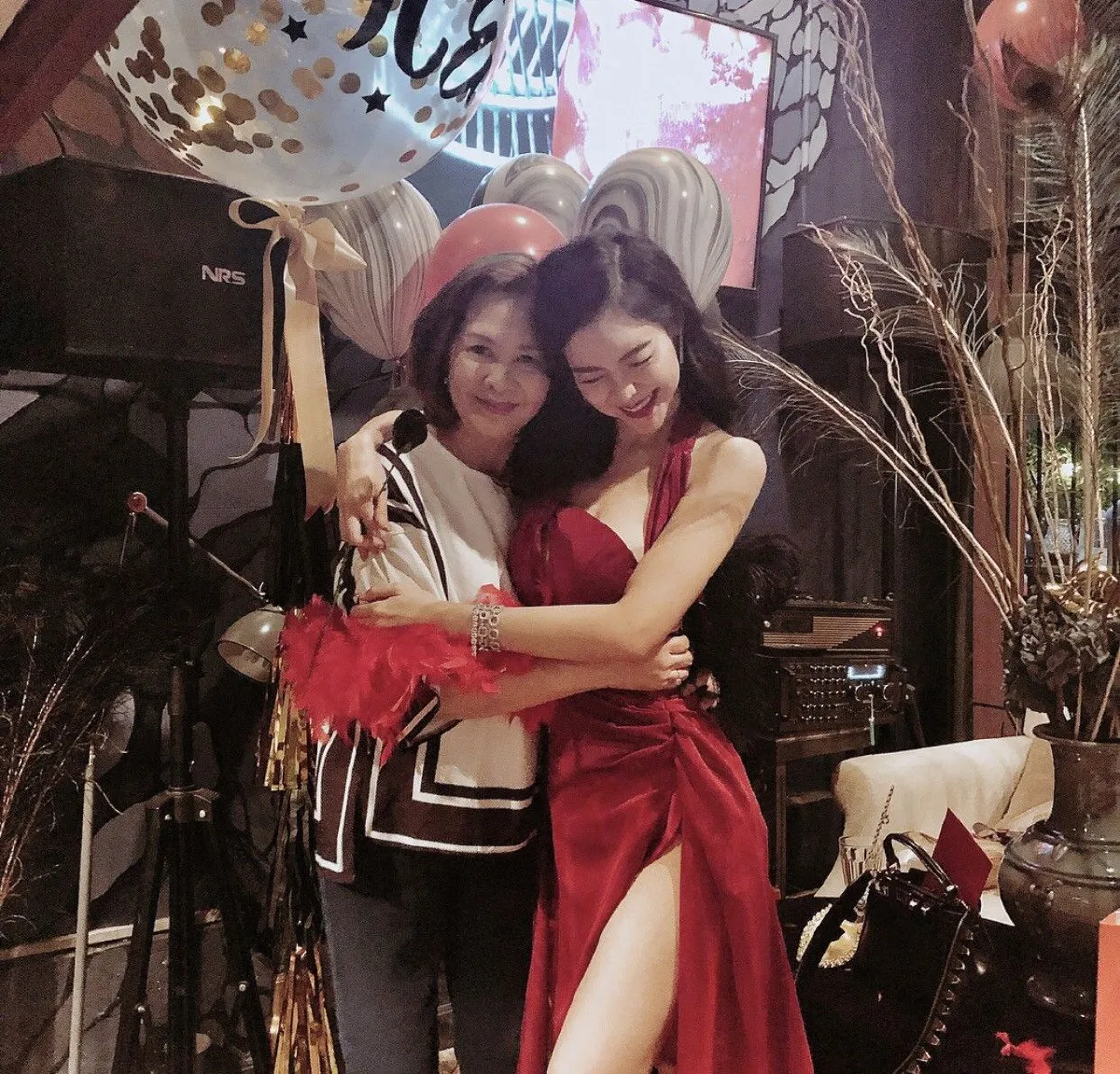 แซ่บเบอร์แรง! ไอซ์ ปรีชญา ในชุดสีแดงสุดเซ็กซี่ปาร์ตี้วันเกิด 28 ปี