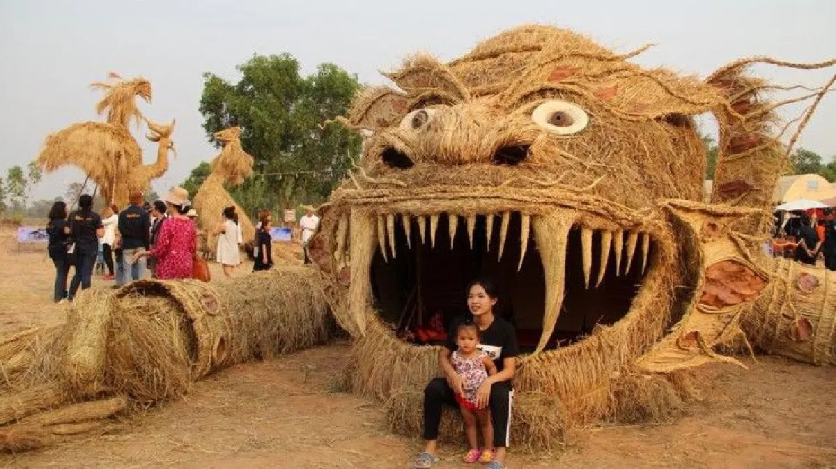 สวยงาม! มหาสารคามจัดใหญ่เทศกาลหุ่นฟางยักษ์และหมอลำหุ่น