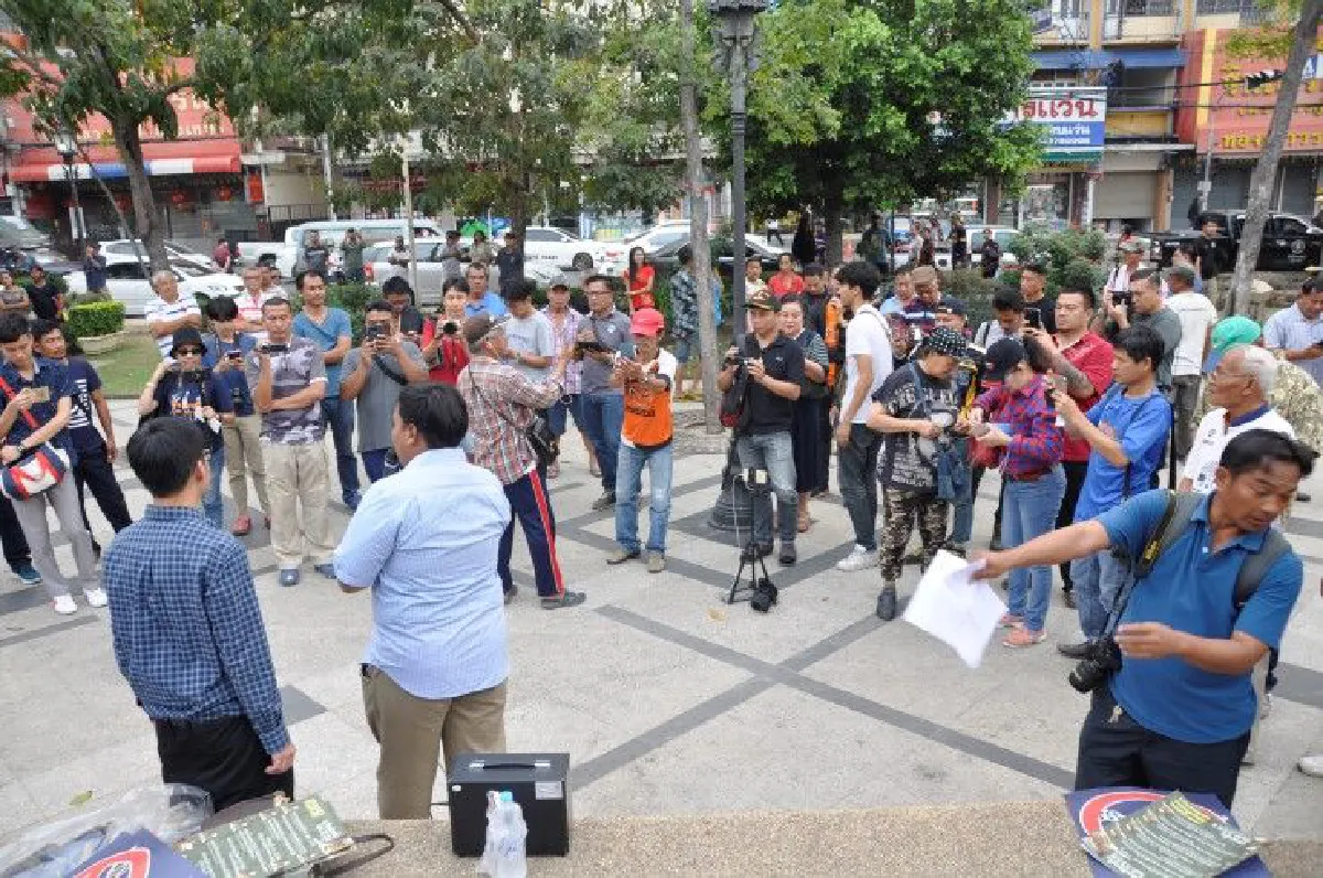 "จ่านิว"โผล่จัดกิจกรรมเรียกร้องเลือกตั้งที่โคราช คนร่วมบางตา