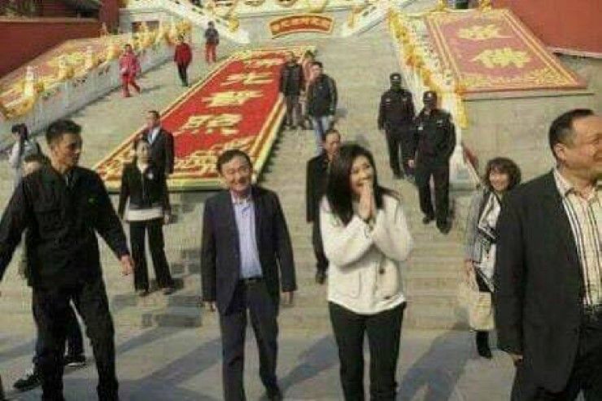 กต.แจงภาพ "ปู" คู่ "แม้ว" ที่วัดจีนเป็นของเก่า กต.แจงภาพ "ปู" คู่ "แม้ว" ที่วัดจีนเป็นของเก่า