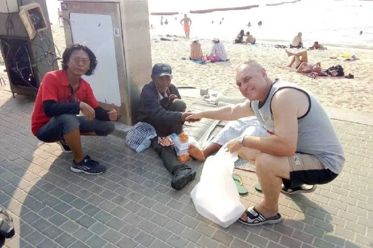 น่าชื่นชม!ฝรั่งใจบุญทำข้าวกล่องแจกคนด้อยโอกาสเมืองพัทยา