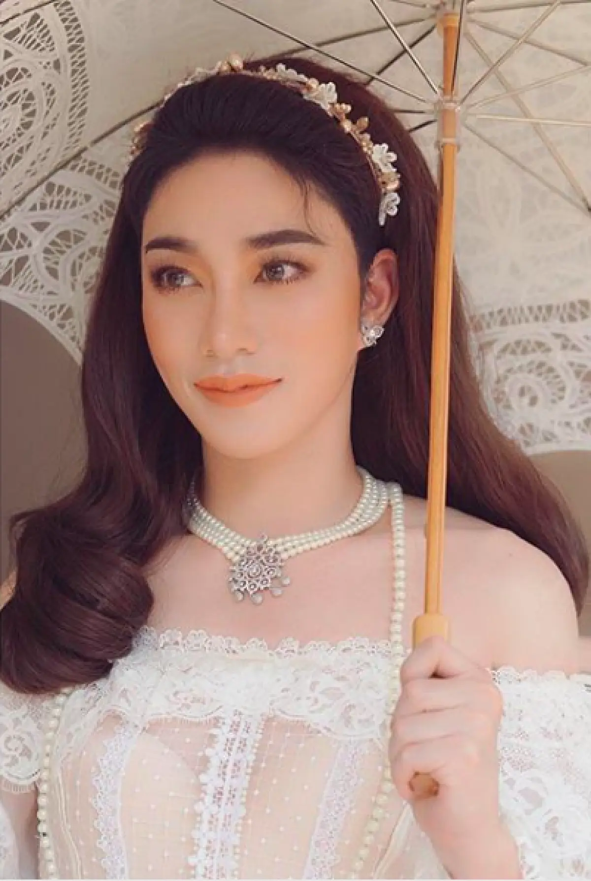 สวยมาก “น้องฉัตร” ช่างแต่งหน้าคิวทอง "แต่งหญิง”