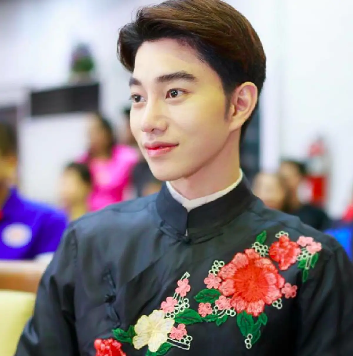 สวยมาก “น้องฉัตร” ช่างแต่งหน้าคิวทอง "แต่งหญิง”