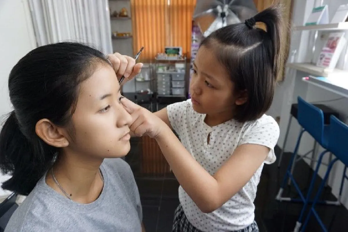 รู้จัก "น้องแพร" เด็กน้อยวัย 11 ขวบ ผู้ก้าวสู่เวทีเมคอัพระดับโลก