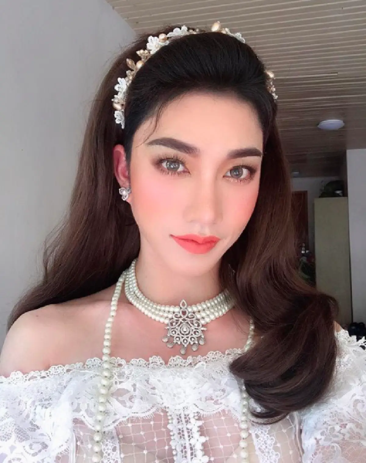 สวยมาก “น้องฉัตร” ช่างแต่งหน้าคิวทอง "แต่งหญิง”