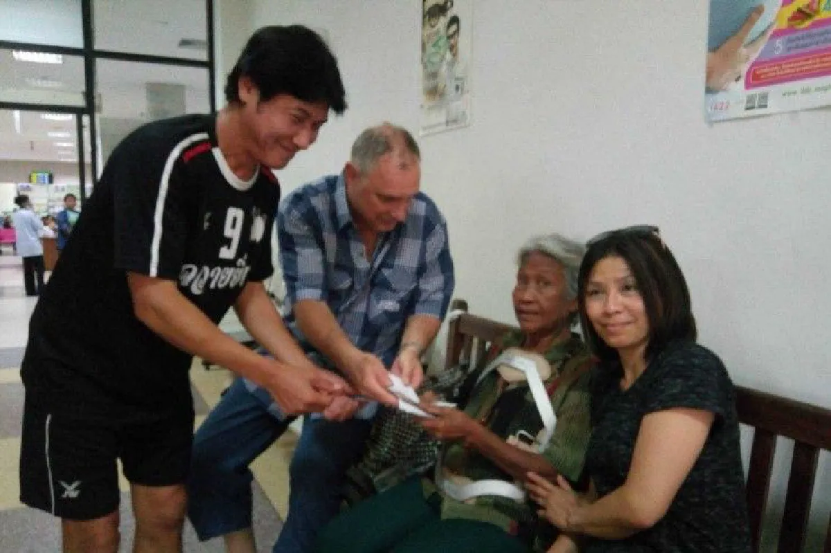เชษฐ์ สไมล์บัฟพร้อมเพื่อนช่วย "คุณยาย" ไร้ญาติ ต้องอาศัยเพิงพักหลังรพ.