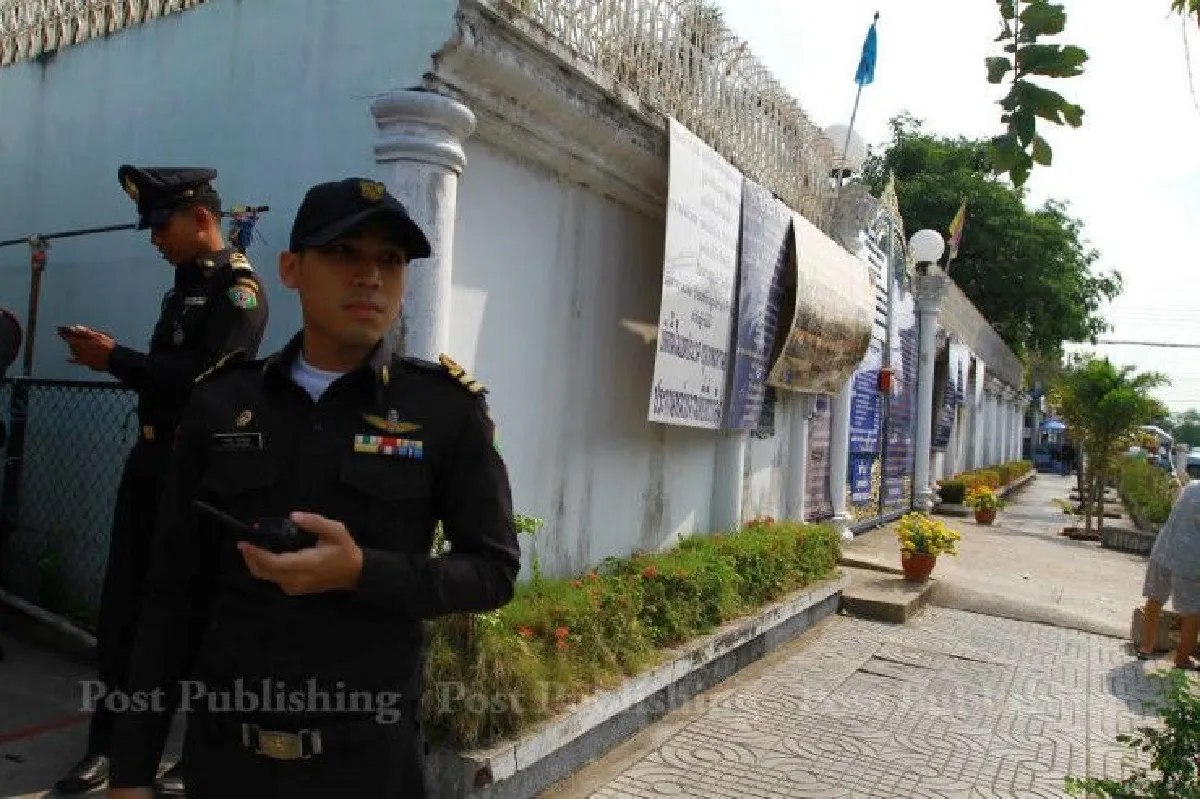 ป้ายห้ามจอดโผล่ตลอดซอย-จนท.ทำความสะอาดหน้าบ้านป้าก่อนผู้ว่าฯลงพื้นที่