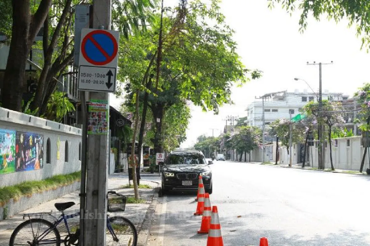 ป้ายห้ามจอดโผล่ตลอดซอย-จนท.ทำความสะอาดหน้าบ้านป้าก่อนผู้ว่าฯลงพื้นที่