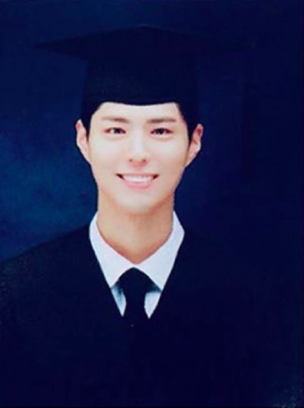 บัณฑิตป้ายแดง! "พัคโบกอม” เรียนจบปริญญาตรีแล้ว