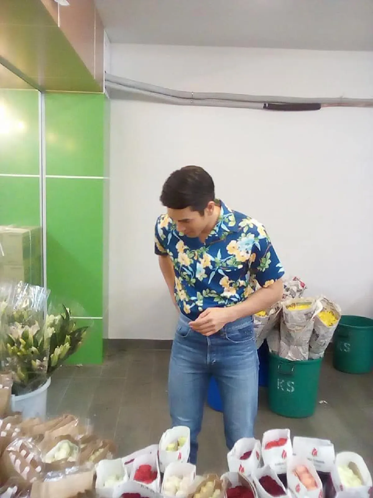 ตลาดแทบแตก "ณเดชน์” แต่งหล่อซื้อดอกไม้ยามดึกที่ปากคลองตลาด