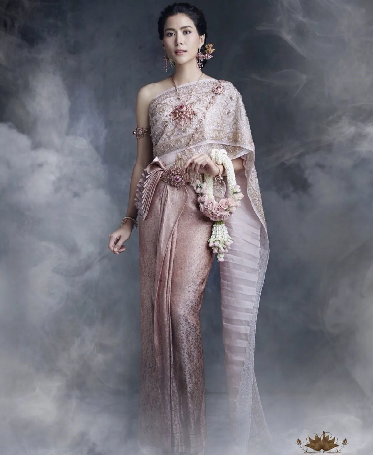 สวยดั่งภาพวาด! เชอร์รี่ เข็มอัปสร ผู้หญิงที่แต่งชุดไทยได้สง่างามมาก