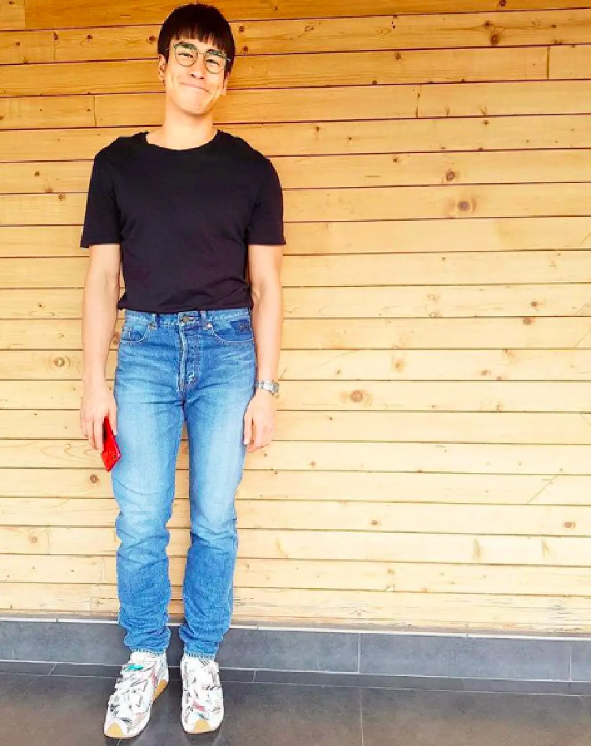 ตลาดแทบแตก "ณเดชน์” แต่งหล่อซื้อดอกไม้ยามดึกที่ปากคลองตลาด