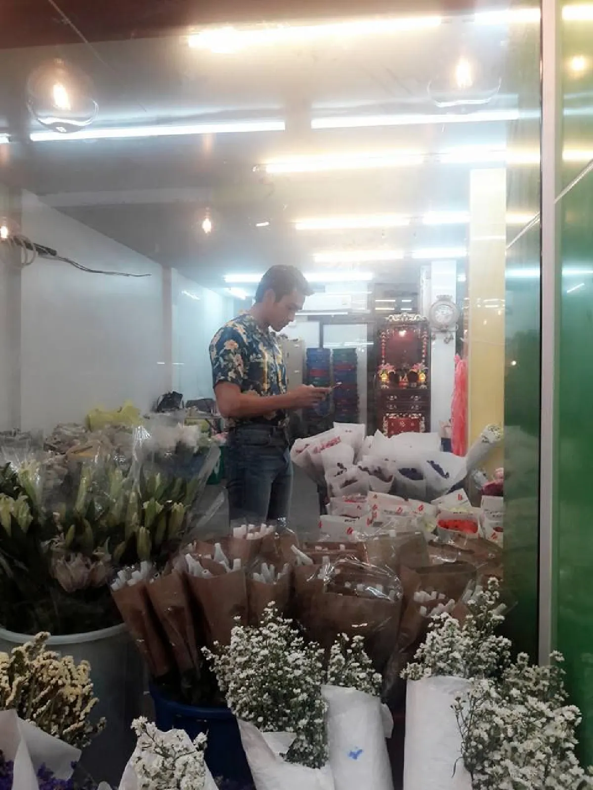 ตลาดแทบแตก "ณเดชน์” แต่งหล่อซื้อดอกไม้ยามดึกที่ปากคลองตลาด