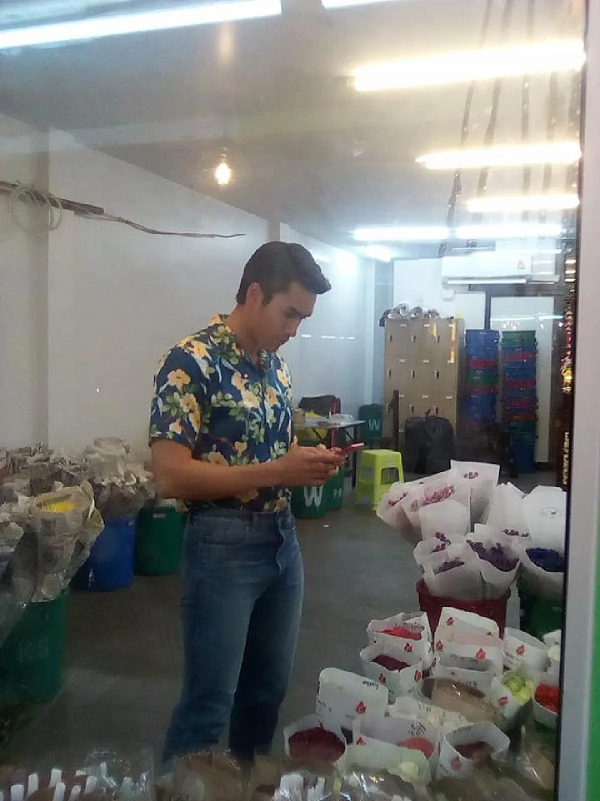 ตลาดแทบแตก "ณเดชน์” แต่งหล่อซื้อดอกไม้ยามดึกที่ปากคลองตลาด