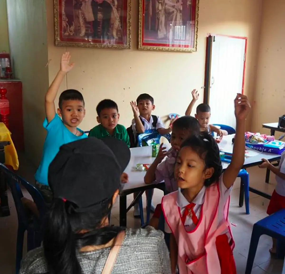 "แนท อนิพรณ์" สลัดลุคนางงาม! เป็นครูอาสาสอนเด็กๆ ในชุมชน