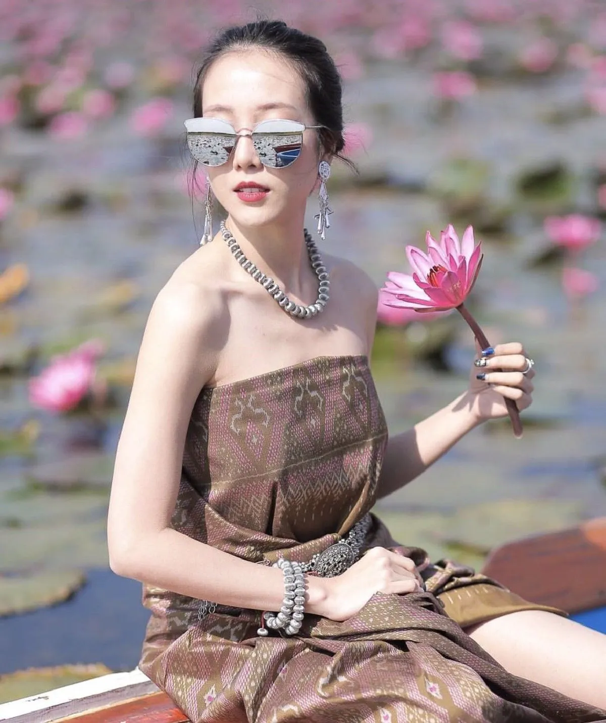 ส่องภาพ พลอย ว่าที่เจ้าสาว กันต์ กันตถาวร ใส่ชุดผ้าไทยสวยเป๊ะชมทะเลบัวแดง