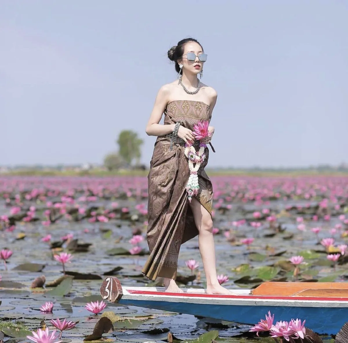 ส่องภาพ พลอย ว่าที่เจ้าสาว กันต์ กันตถาวร ใส่ชุดผ้าไทยสวยเป๊ะชมทะเลบัวแดง