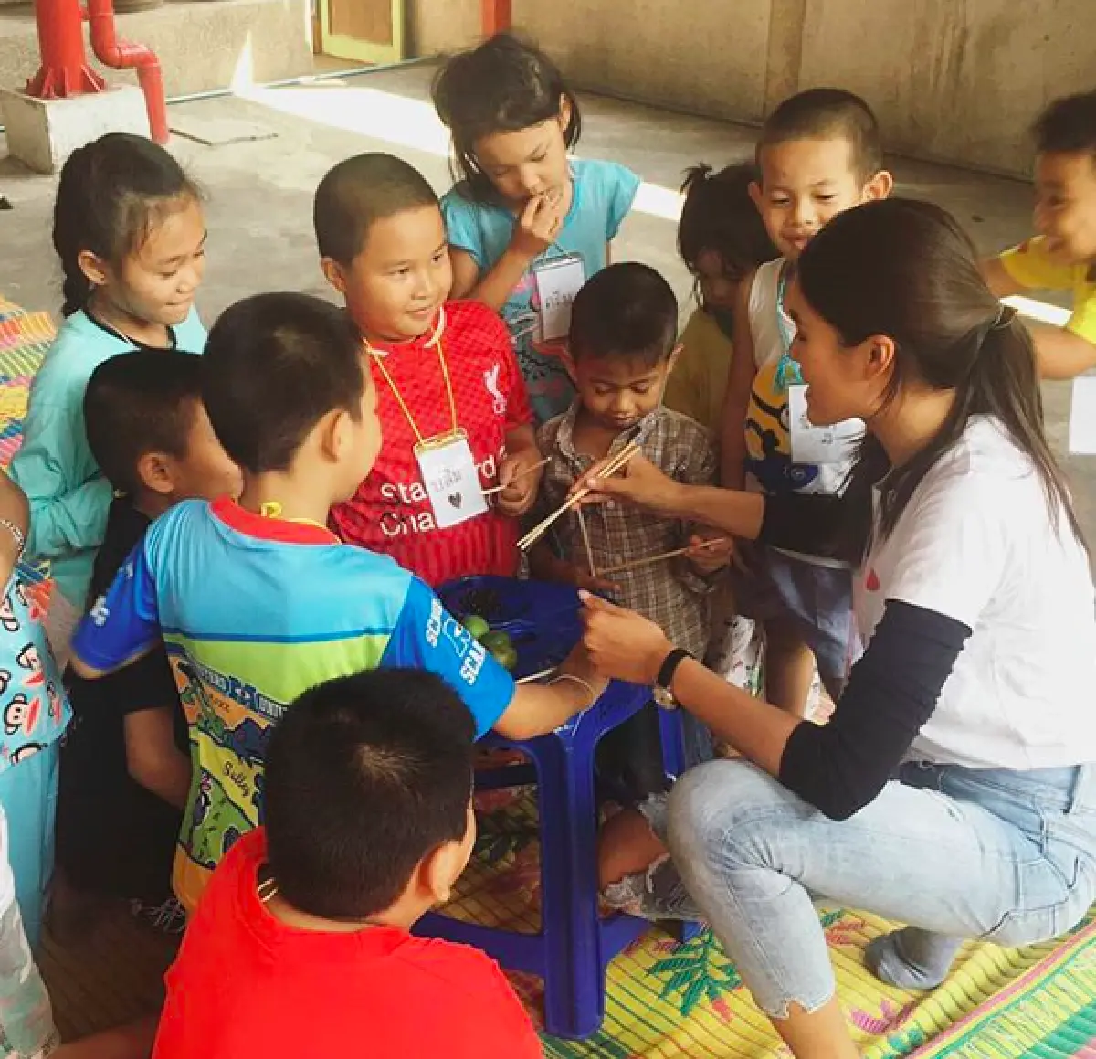 "แนท อนิพรณ์" สลัดลุคนางงาม! เป็นครูอาสาสอนเด็กๆ ในชุมชน