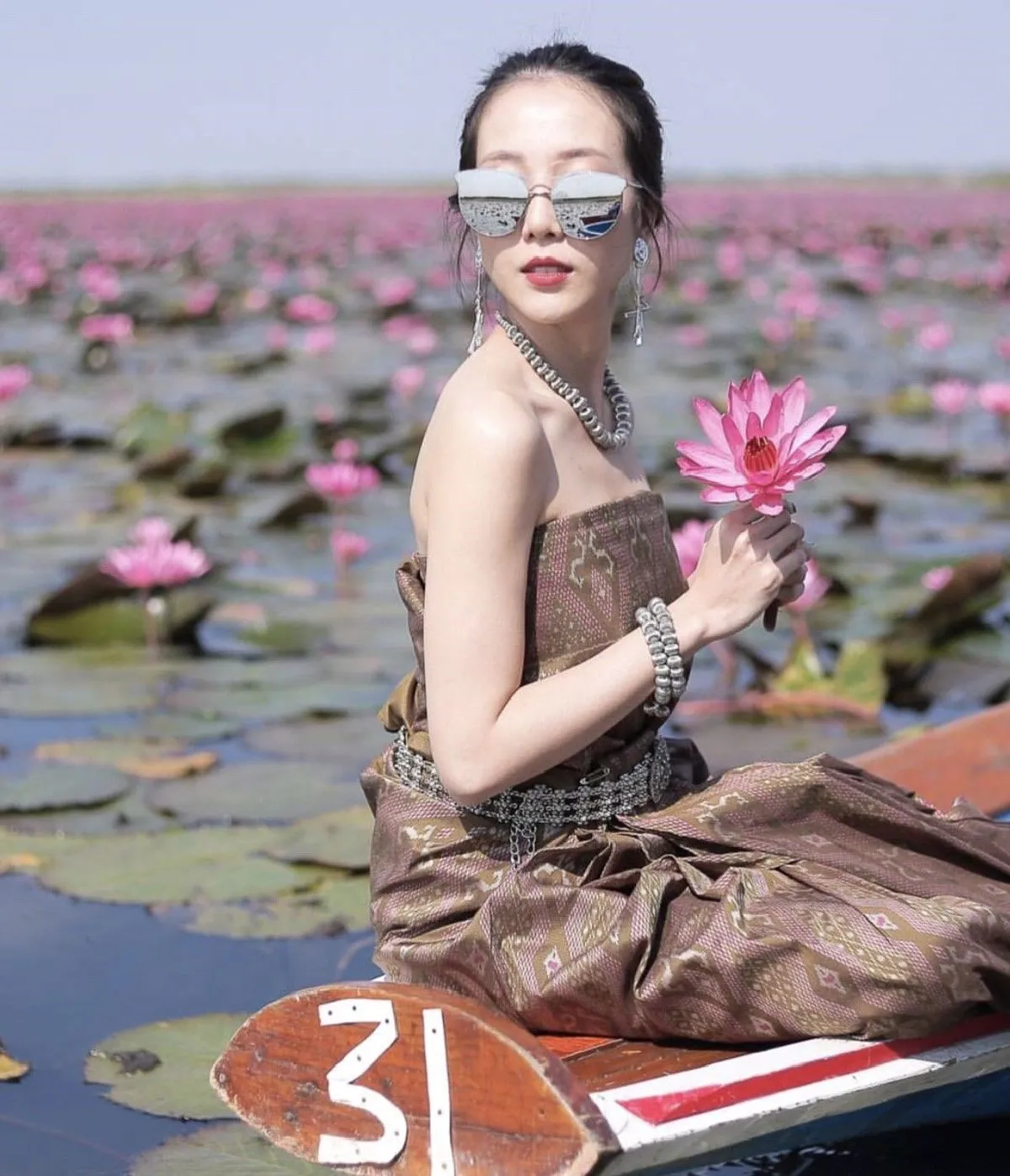 ส่องภาพ พลอย ว่าที่เจ้าสาว กันต์ กันตถาวร ใส่ชุดผ้าไทยสวยเป๊ะชมทะเลบัวแดง