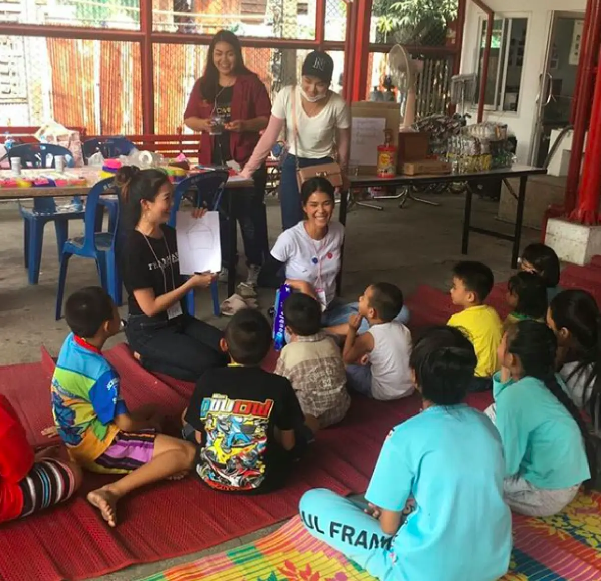 "แนท อนิพรณ์" สลัดลุคนางงาม! เป็นครูอาสาสอนเด็กๆ ในชุมชน