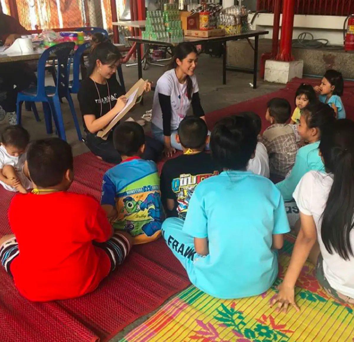 "แนท อนิพรณ์" สลัดลุคนางงาม! เป็นครูอาสาสอนเด็กๆ ในชุมชน