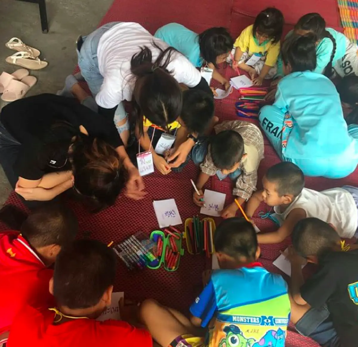 "แนท อนิพรณ์" สลัดลุคนางงาม! เป็นครูอาสาสอนเด็กๆ ในชุมชน