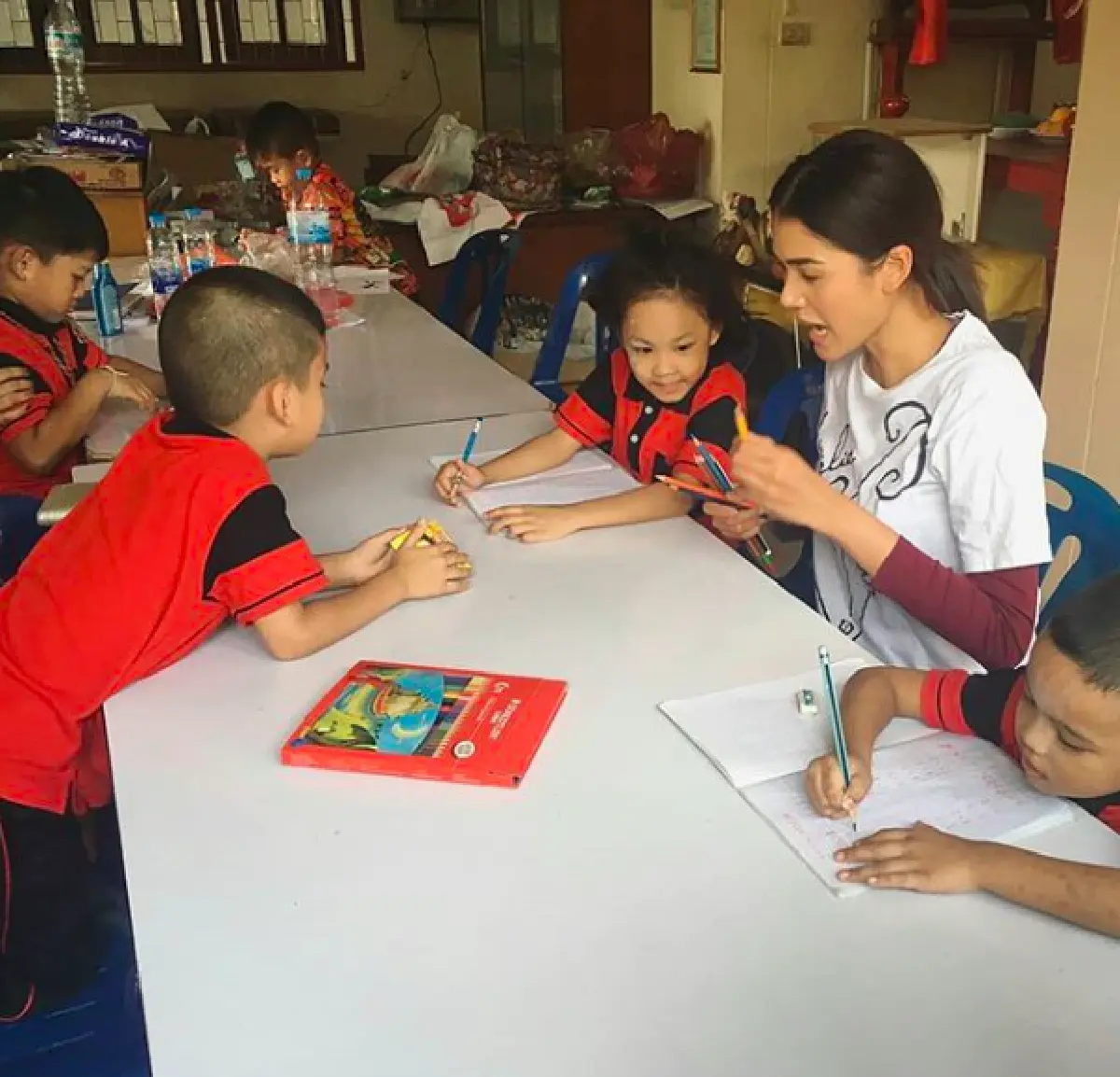 "แนท อนิพรณ์" สลัดลุคนางงาม! เป็นครูอาสาสอนเด็กๆ ในชุมชน