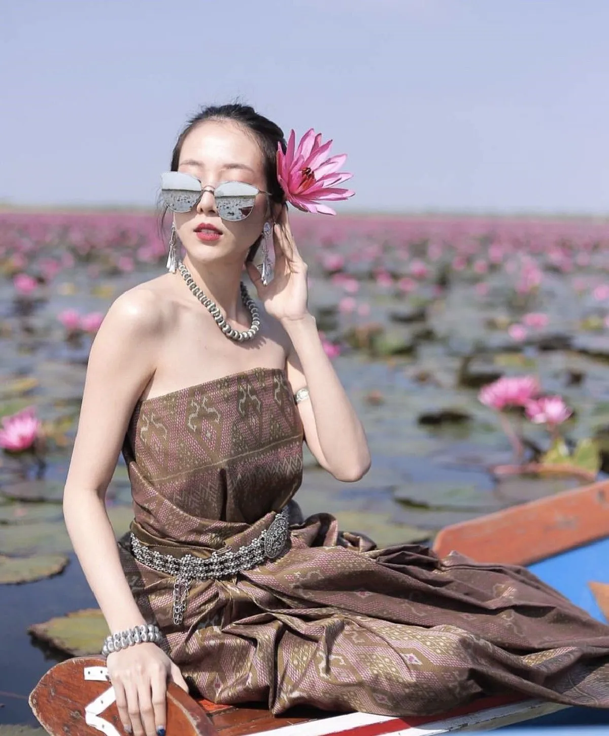 ส่องภาพ พลอย ว่าที่เจ้าสาว กันต์ กันตถาวร ใส่ชุดผ้าไทยสวยเป๊ะชมทะเลบัวแดง