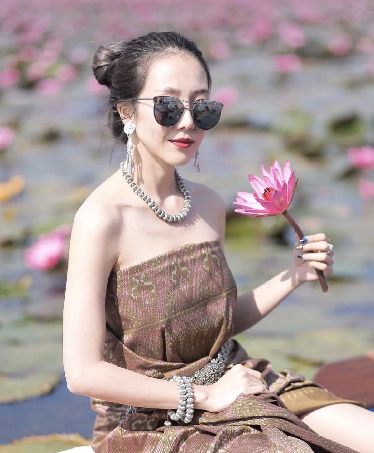 ส่องภาพ พลอย ว่าที่เจ้าสาว กันต์ กันตถาวร ใส่ชุดผ้าไทยสวยเป๊ะชมทะเลบัวแดง