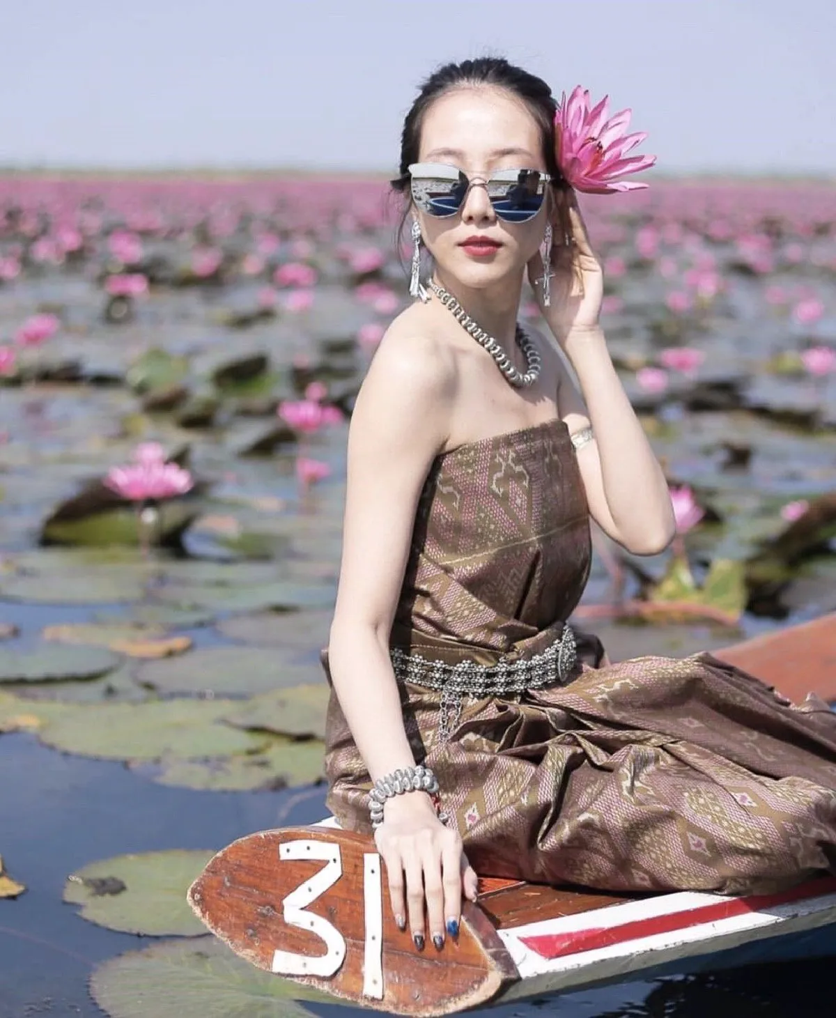 ส่องภาพ พลอย ว่าที่เจ้าสาว กันต์ กันตถาวร ใส่ชุดผ้าไทยสวยเป๊ะชมทะเลบัวแดง