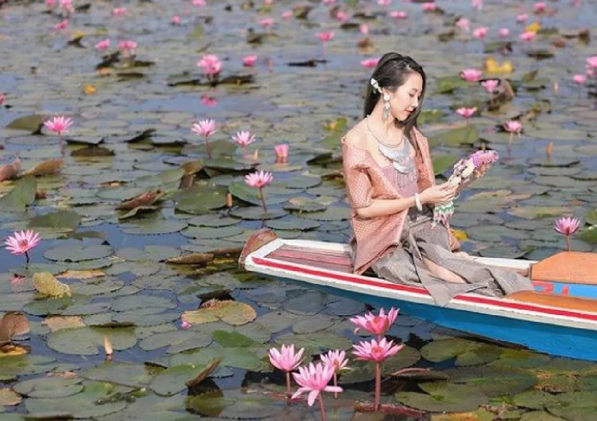 ส่องภาพ พลอย ว่าที่เจ้าสาว กันต์ กันตถาวร ใส่ชุดผ้าไทยสวยเป๊ะชมทะเลบัวแดง