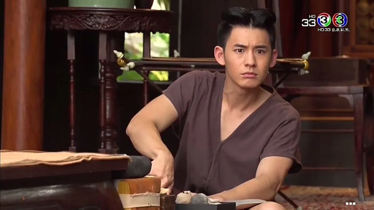 มาแรงแซงพระเอก! โมสต์ วิศรุต-จ้อย บุพเพสันนิวาส หล่อใสขโมยซีน