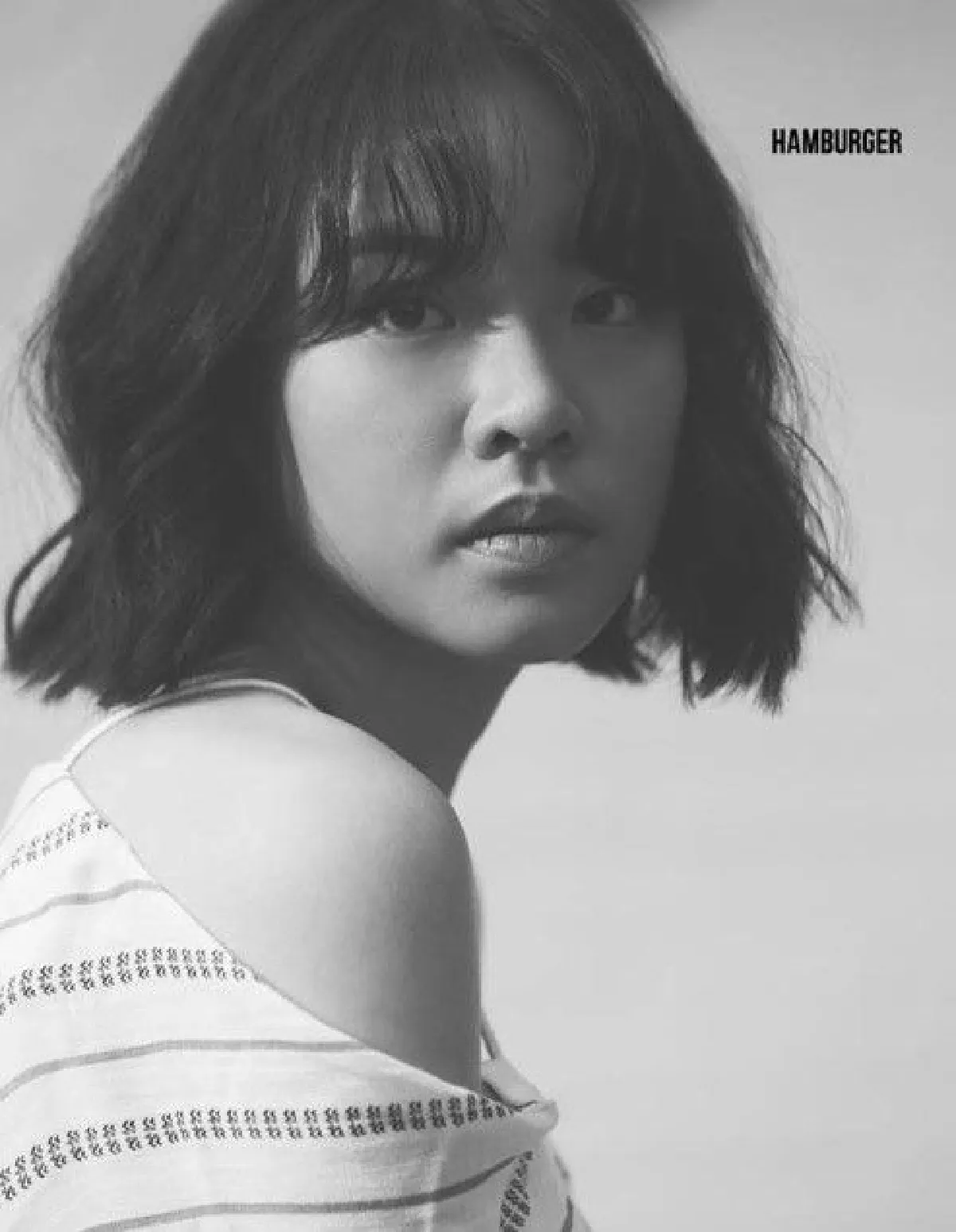 สวยสะพรั่ง! อิมเมจ The Voice สลัดลุคแว่นขึ้นปก HAMBURGER