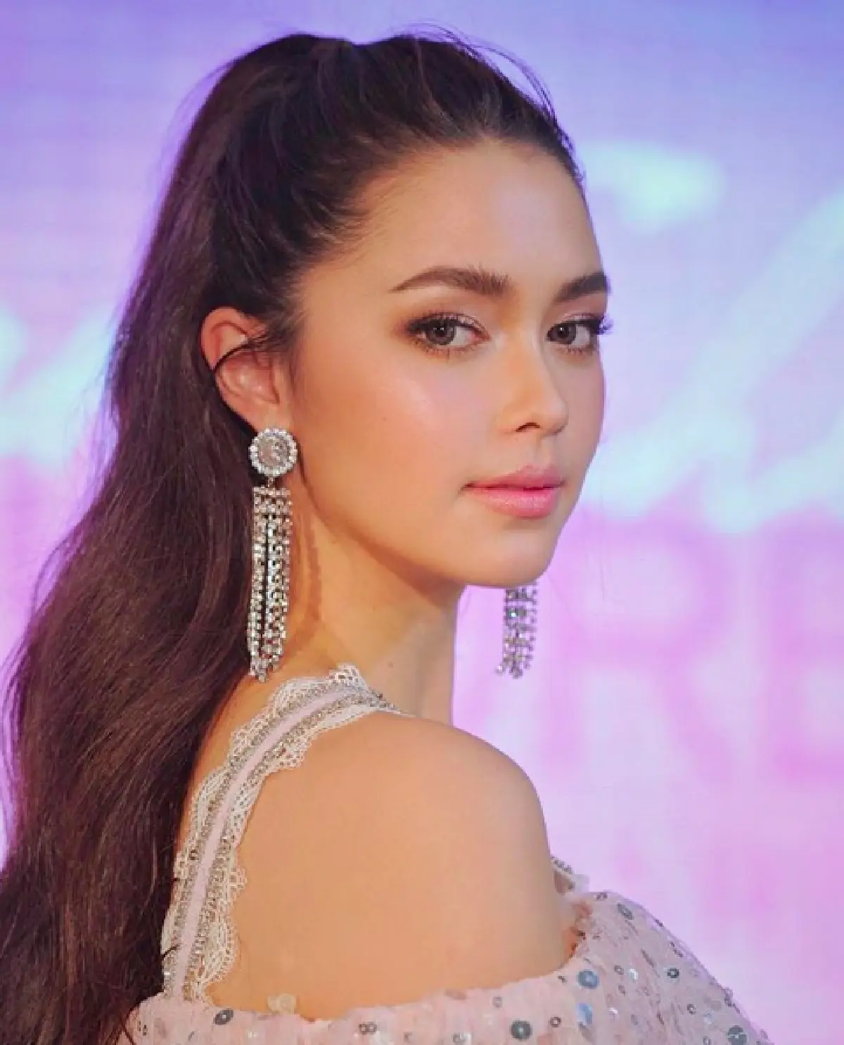 มองมุมไหนก็เป๊ะ! ซูมภาพ “แพทริเซีย” สาวสวยวัย 21 หวานใจ “พีช พชร”