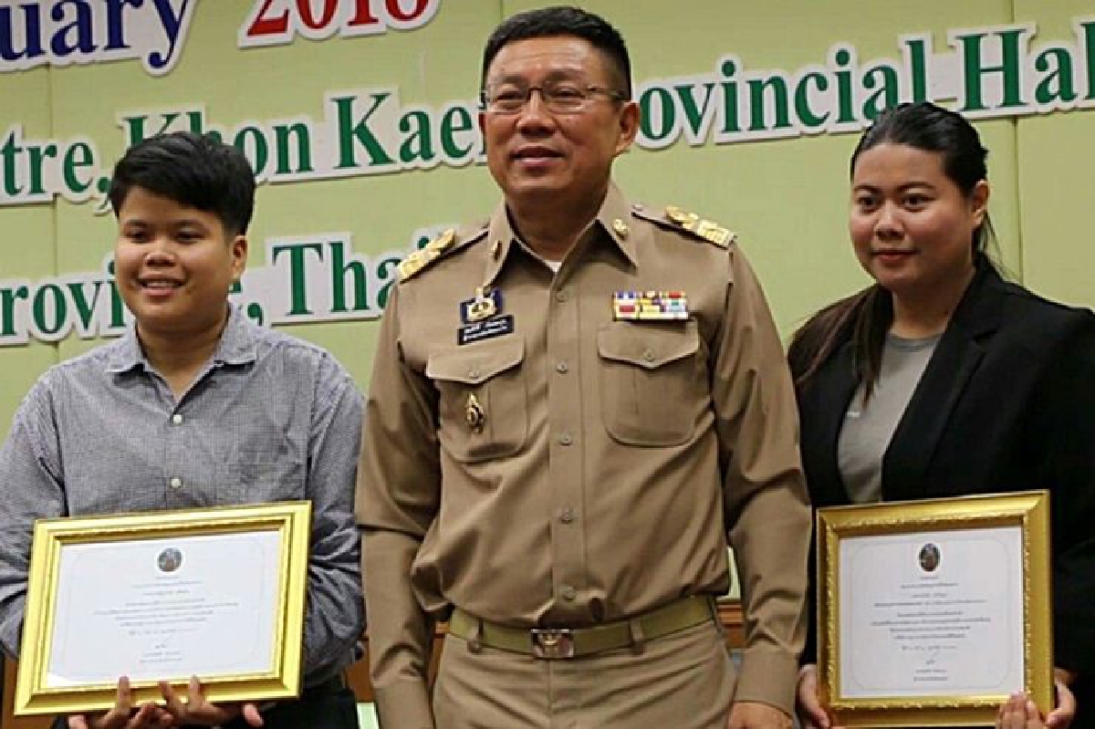 "2ผู้เปิดโปง"โกงเงินคนจนเผยดีใจที่ผู้ใหญ่มองเห็น"เราทำถูกต้อง" "2ผู้เปิดโปง"โกงเงินคนจนเผยดีใจที่ผู้ใหญ่มองเห็น"เราทำถูกต้อง"