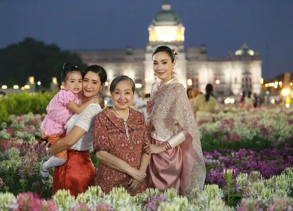 งดงามอย่างไทย! เมย์ พิชญ์นาฏ จัดเต็มความสวยร่วมงานอุ่นไอรักฯ
