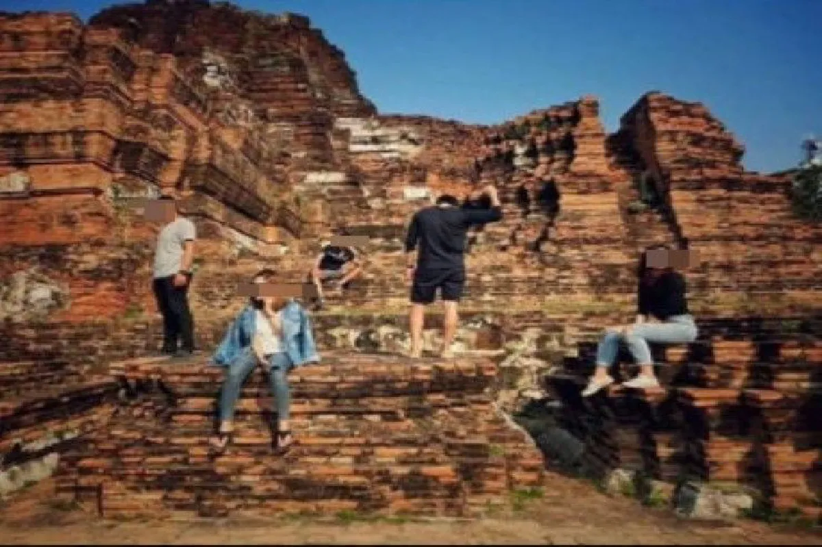 "5 นักท่องเที่ยว" ขอขมาสิ่งศักดิ์สิทธิ์หลังปีนโบราณสถาน