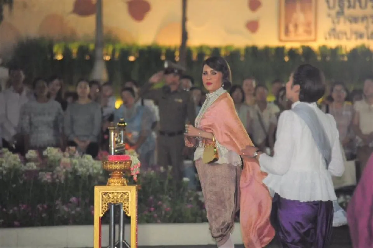 ทรงพระสเลนเดอร์! ทูลกระหม่อมฯ ฉลองพระองค์ชุดไทยเสด็จงานอุ่นไอรักฯ