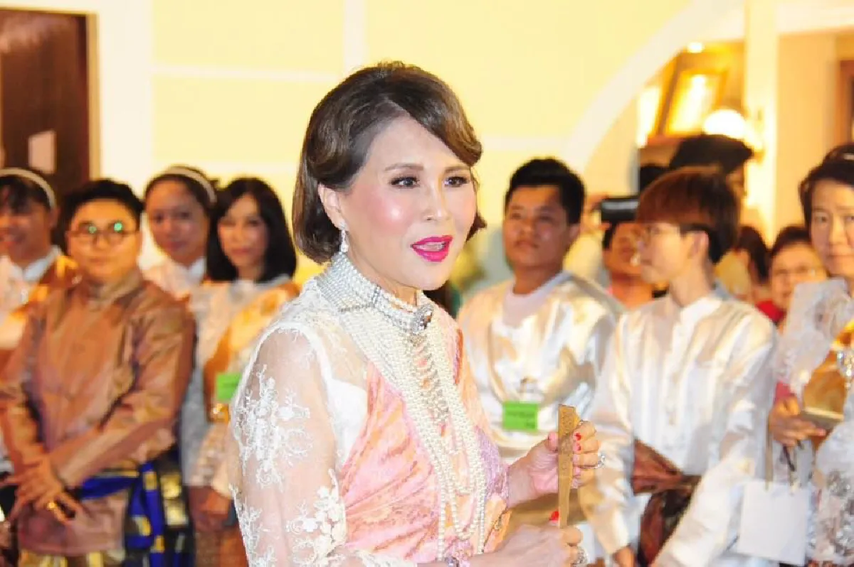 ทรงพระสเลนเดอร์! ทูลกระหม่อมฯ ฉลองพระองค์ชุดไทยเสด็จงานอุ่นไอรักฯ