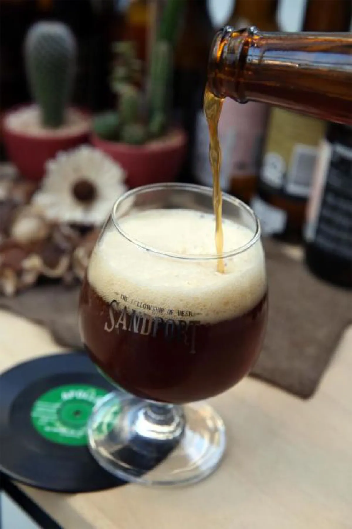 ความสุขเริ่มต้นที่นี่... เอลส์แวร์ ไวนิล คาเฟ่ & บาร์