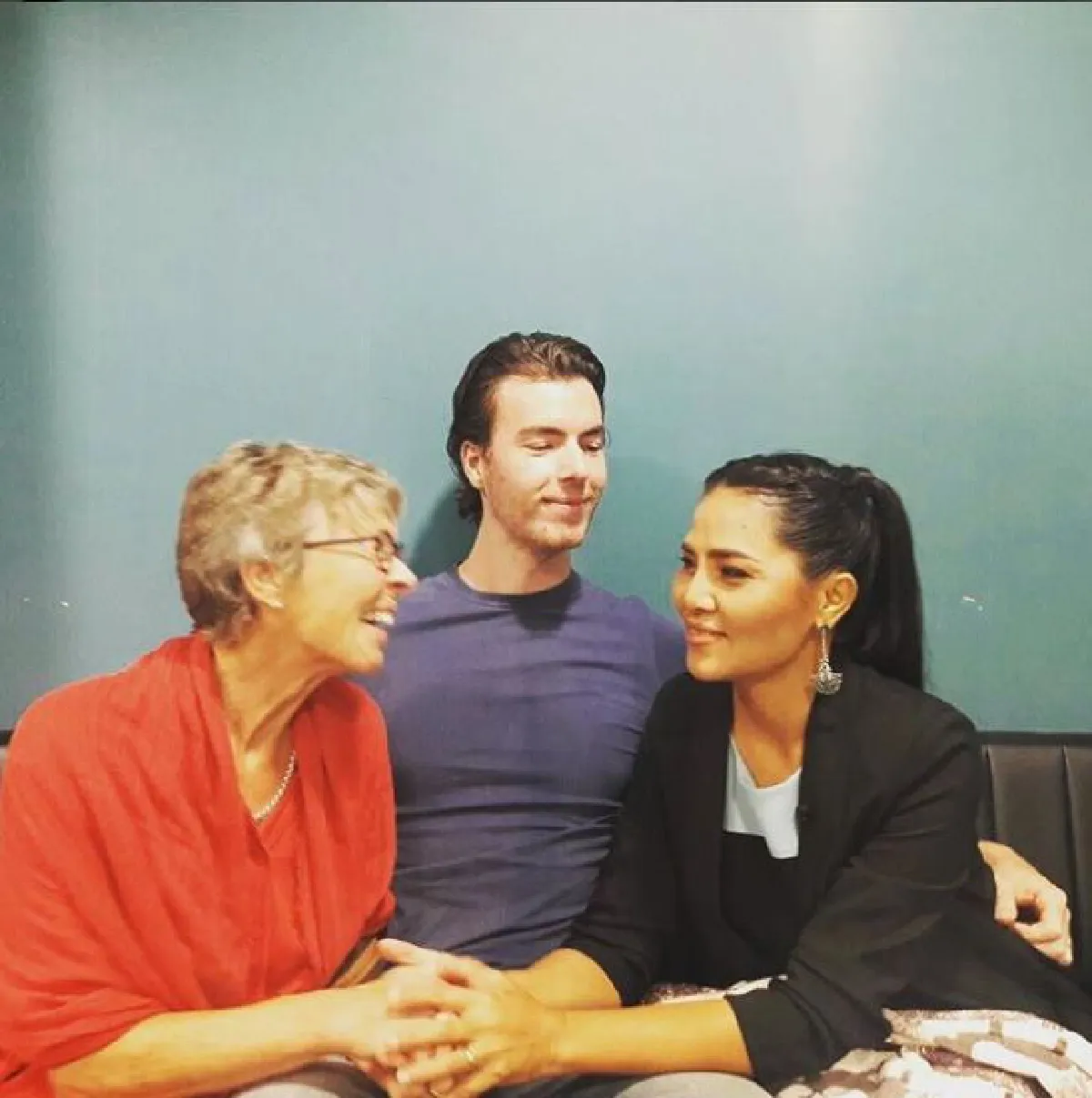 อบอุ่นพร้อมหน้า! สุนารี ราชสีมา ควงสามีฝรั่งและลูกๆ สวมชุดไทยเที่ยวชมกรุง