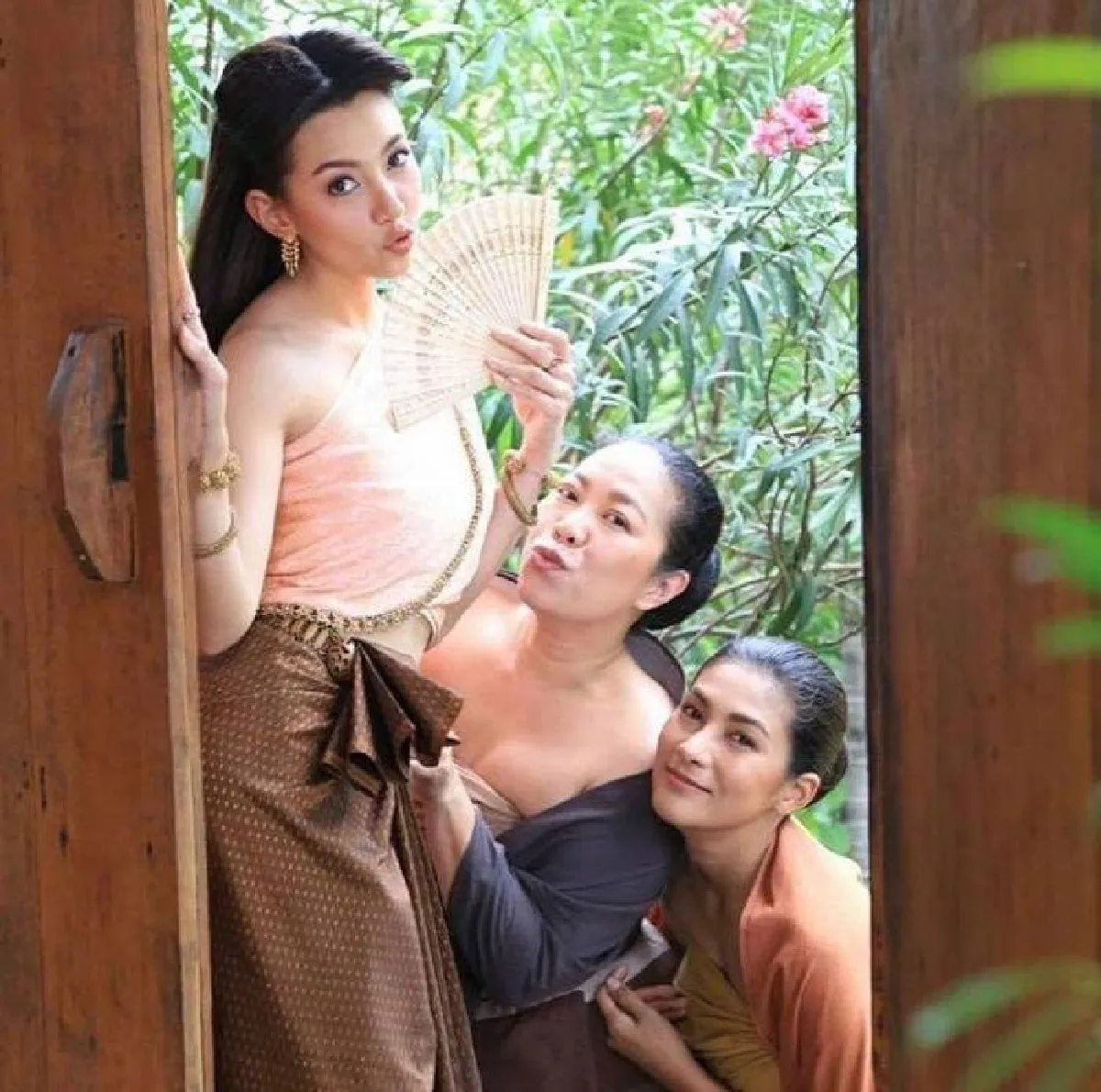 3 แซ่บแห่งอยุธยา! เบลล่า ราณี นำทีมโพสท่าเป๊ะอวดความปังอย่างกับเดอะเฟซฯ