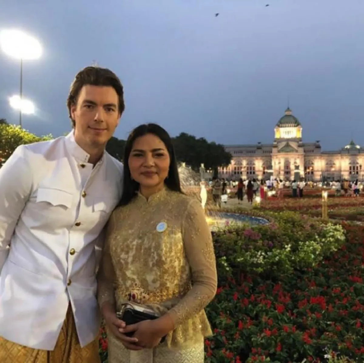 อบอุ่นพร้อมหน้า! สุนารี ราชสีมา ควงสามีฝรั่งและลูกๆ สวมชุดไทยเที่ยวชมกรุง